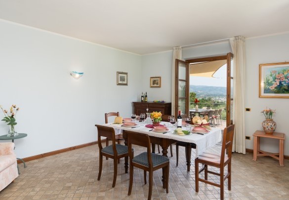La sala da pranzo con uscita diretta verso la terrazza - Villa Irene  