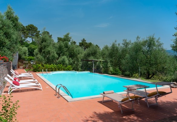 La piscina è situata nella zona con piena privacy della proprietà e dista da essa 40 m - Villa Irene