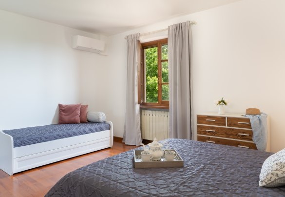 Camera matrimoniale (con letto aggiunto a richiesta) al primo piano - Villa Irene     