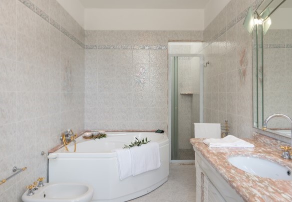 Bagno en suite con doccia e vasca jacuzzi al primo piano - Villa Irene     