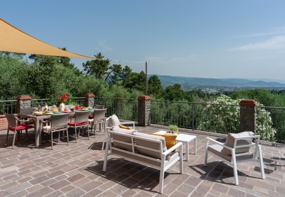 La terrazza panoramica con zona living esterna - Villa Irene  
