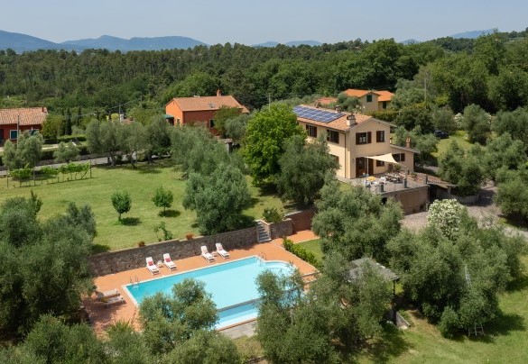 La proprietà è adagiata sulle dolci colline lucchesi - Villa Irene