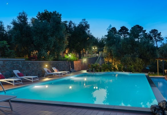 Su un lato della piscina c’è una vasca dedicata ai più piccoli che misura 1 x 12 m con una profondità di 65 cm - Villa Irene 
