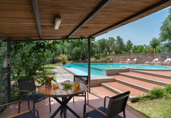 Adiacente alla piscina è posizionato un gazebo con tavolo e sedie - Villa Irene