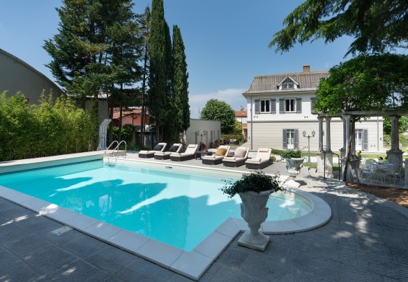 The non-slip stone-paved solarium, equipped with sunbeds and a solar shower - Villa Irma