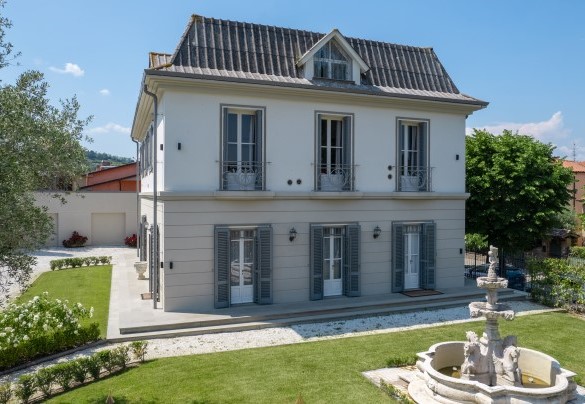 The Baroque fountain and the main entrance - Villa Irma