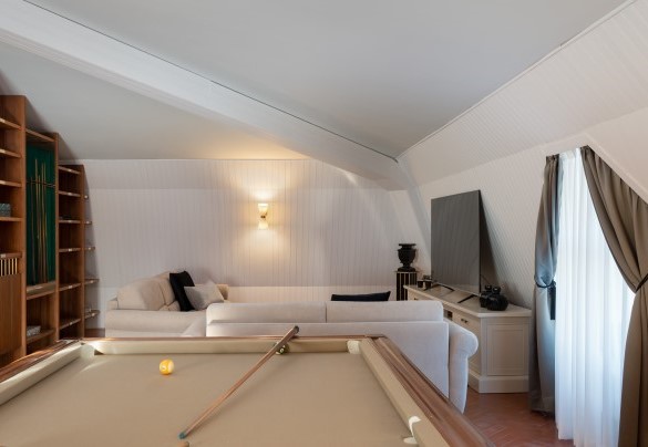Second floor living with pool table - Villa Irma