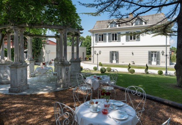The romantic stone and wisteria gazebo next to the pool - Villa Irma
