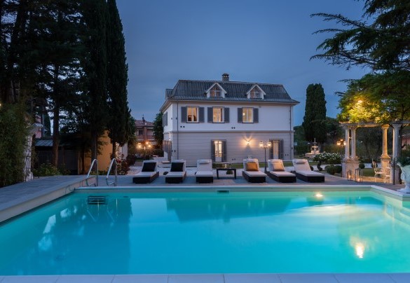 The pool is lit, equipped with piped music, heated on request - Villa Irma