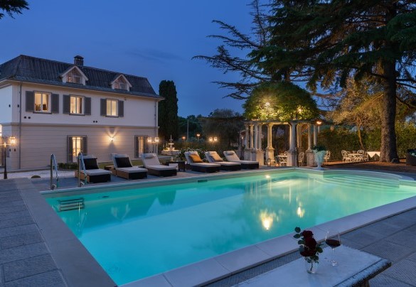 The pool is lit, equipped with piped music, heated on request - Villa Irma