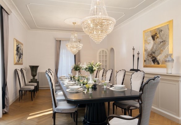 Dining room between the living room and the kitchen
