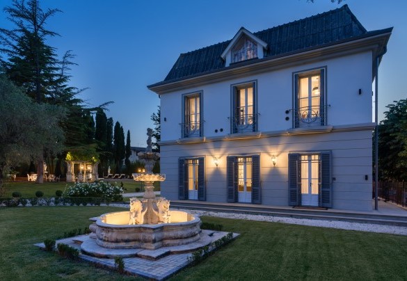 The Baroque fountain and the main entrance - Villa Irma