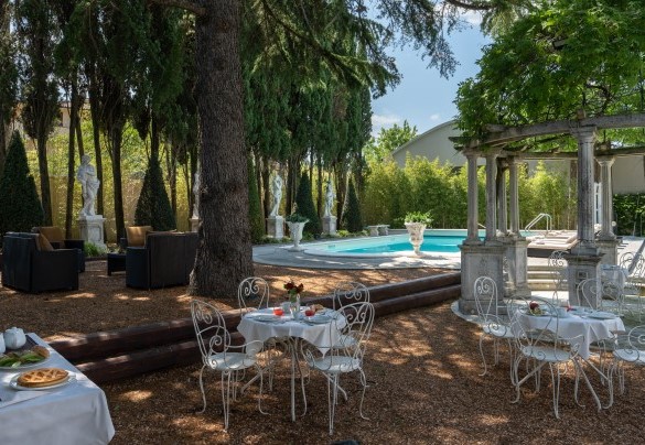 The large larches and cypresses shade the pool area and the lounge - Villa Irma
