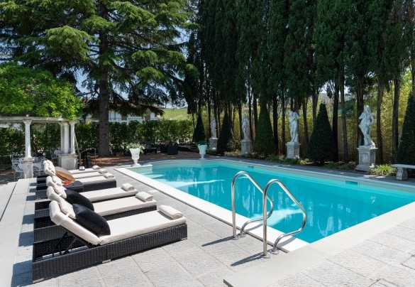 The pool measures 5 x 10 m, the depth increases from 1.50 to 2.20 m - Villa Irma
