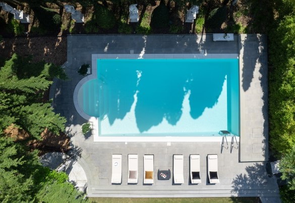 A metal ladder and 6 Roman steps for access to the pool water - Villa Irma