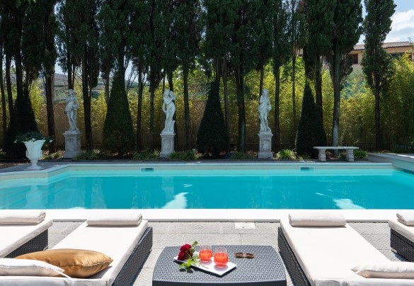 Pool has marble grit edge, it is lined in sand-coloured PVC and has chlorine purification - Villa Irma