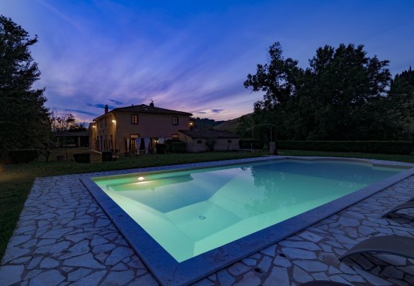 The swimming pool illuminated at sunset and the farmhouse in the background - Villa Iside