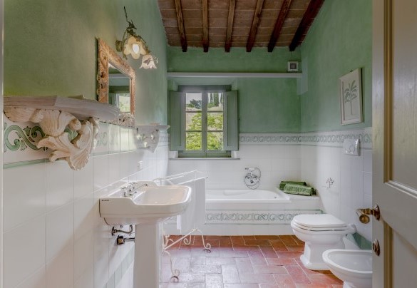 En suite bathroom with tub n.1 on the first floor - Villa Iside  