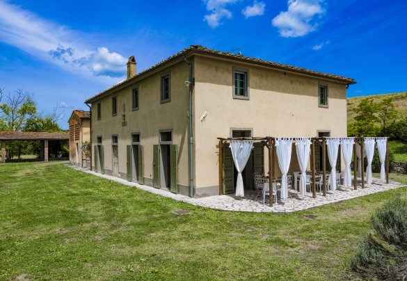 The farmhouse dating back to 1878, immersed in the setting of the hills surrounding the Valdera - Villa Iside