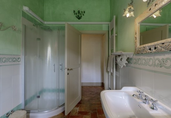 En suite bathroom with tub n.1 on the first floor - Villa Iside  