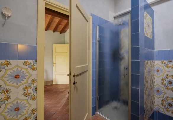 En suite bathroom with shower n.3 on the first floor - Villa Iside   