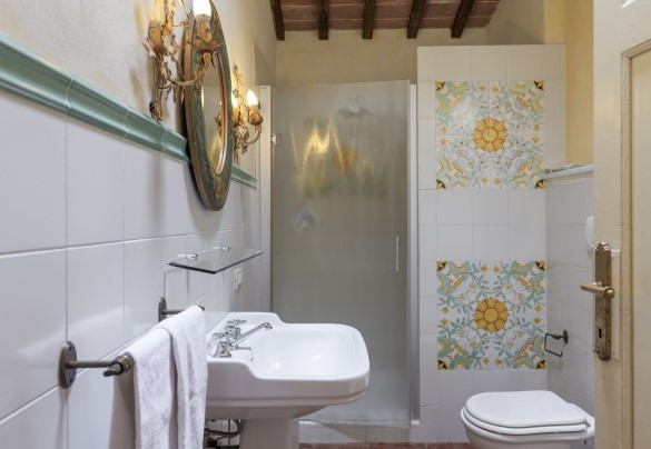 En suite bathroom with shower n.2 on the first floor - Villa Iside   