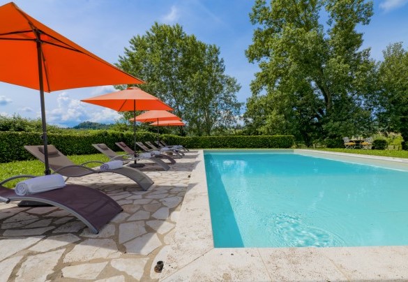 The captivating solarium furnished with sunbeds and umbrellas - Villa Iside