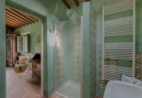 En suite bathroom with shower n.4 on the first floor - Villa Iside   