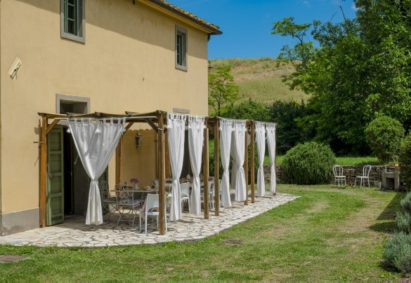 The pergola shades the elegant table prepared for outdoor breakfast - Villa Iside 