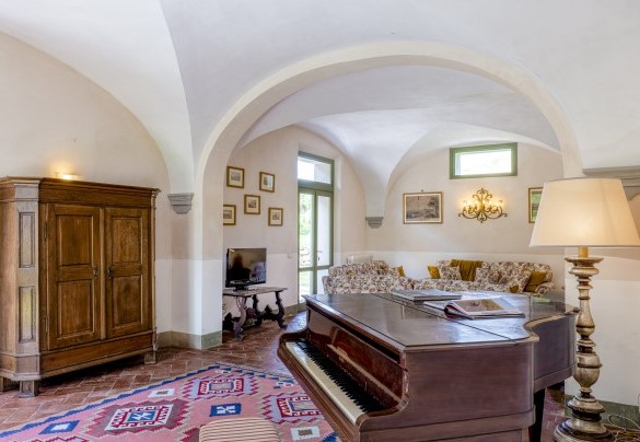 Large living room with direct exit through French doors - Villa Iside