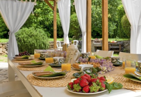 Detail of the table prepared for outdoor dining - Villa Iside