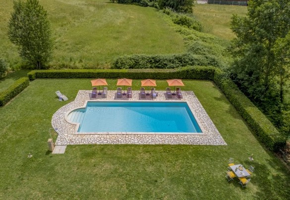 The swimming pool is bordered on the perimeter by a lush hedge - Villa Iside
