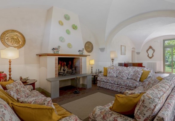 Living room with sofas, fireplace and TV area on the ground floor - Villa Iside  