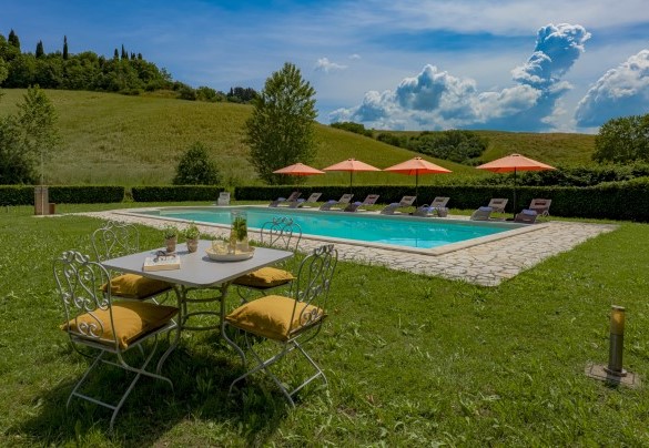 The beautiful swimming pool surrounded by the green Tuscan hills - Villa Iside