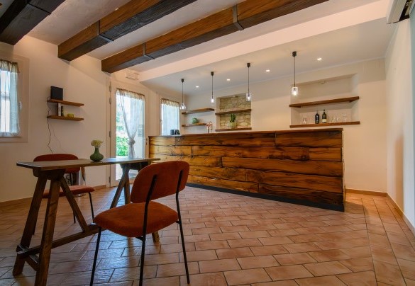Entrance hall with bar area and solid wood counter - Villa Isola