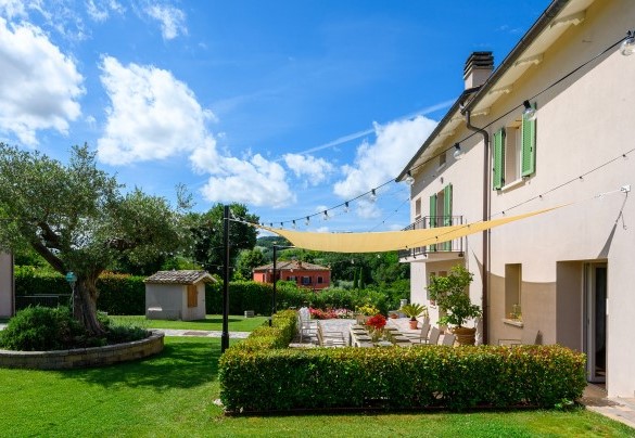 View of the outdoor dining area and garden - Villa Isola