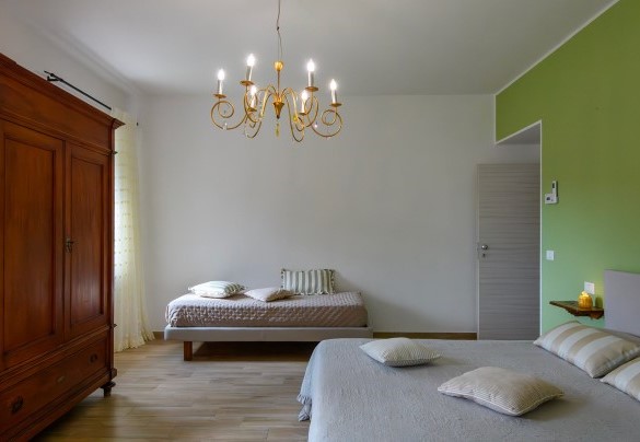 Double bedroom No. 1 with additional single bed - Villa Isola