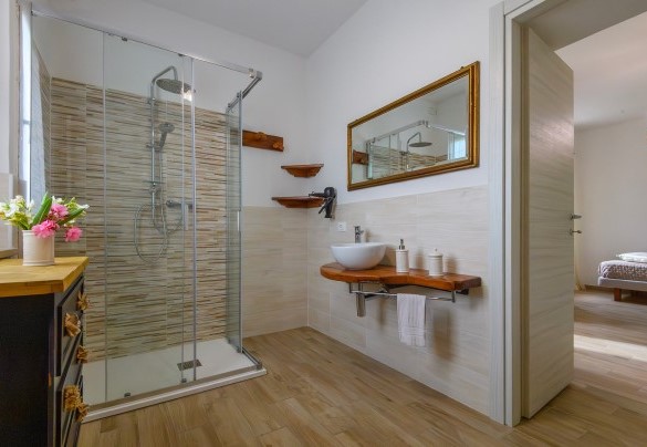 En-suite bathroom with shower No. 1 - Villa Isola