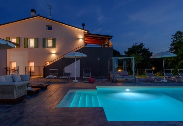 Garden illuminated by string lights in the evening - Villa Isola
