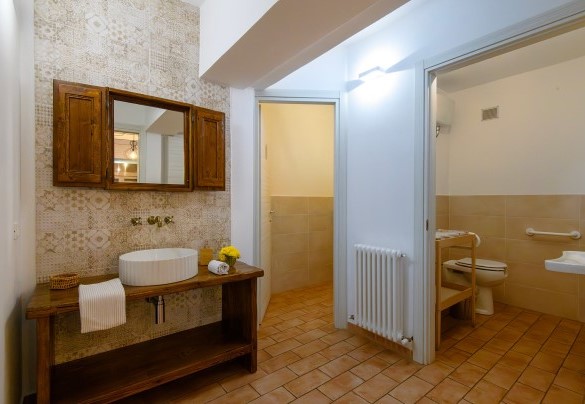 Ground-floor guest bathroom - Villa Isola