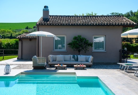 Swimming pool with entrance steps and lounge area - Villa Isola