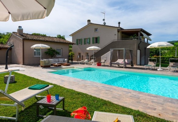 Swimming pool with varying depths, sun deck and parasols - Villa Isola