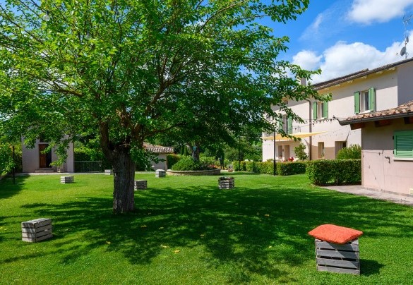 Tree-lined garden and view of the property - Villa Isola