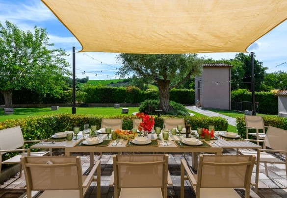 Outdoor dining table under the shade sail - Villa Isola