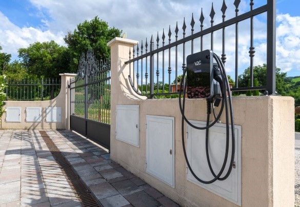 Entrance gate with electric vehicle charging station - Villa Isola