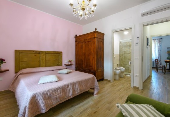 Double bedroom No. 2 with en-suite bathroom - Villa Isola