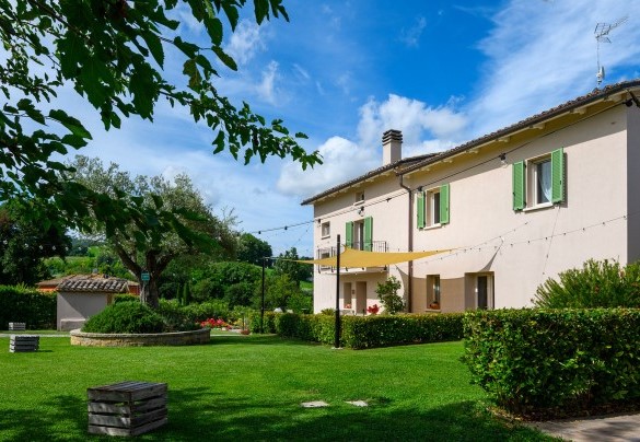 Garden with manicured lawn and shade sail - Villa Isola