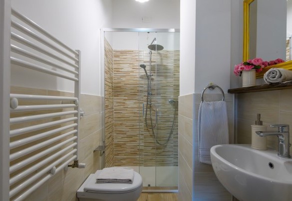 En-suite bathroom with shower No. 3 - Villa Isola