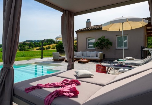 Balinese daybed and poolside lounge area - Villa Isola