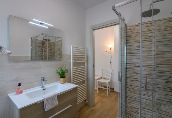 Bathroom with shower No. 4 (Apartment 2) - Villa Isola